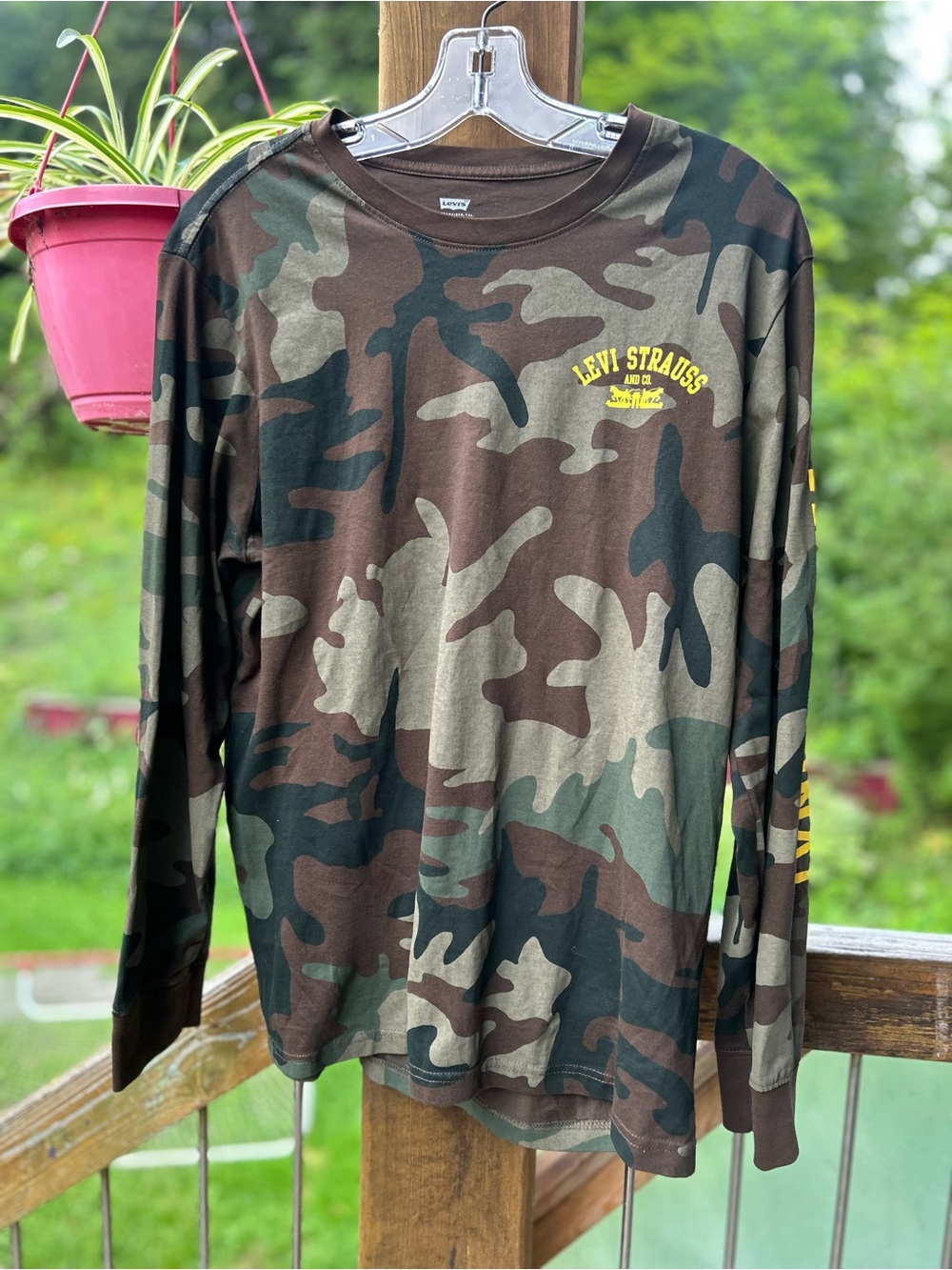 Levi's Men's Camo Long Sleeve Shirt • Medium